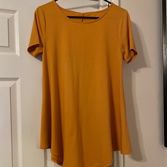Like new Gold flowy tshirt - Picture 2 of 4